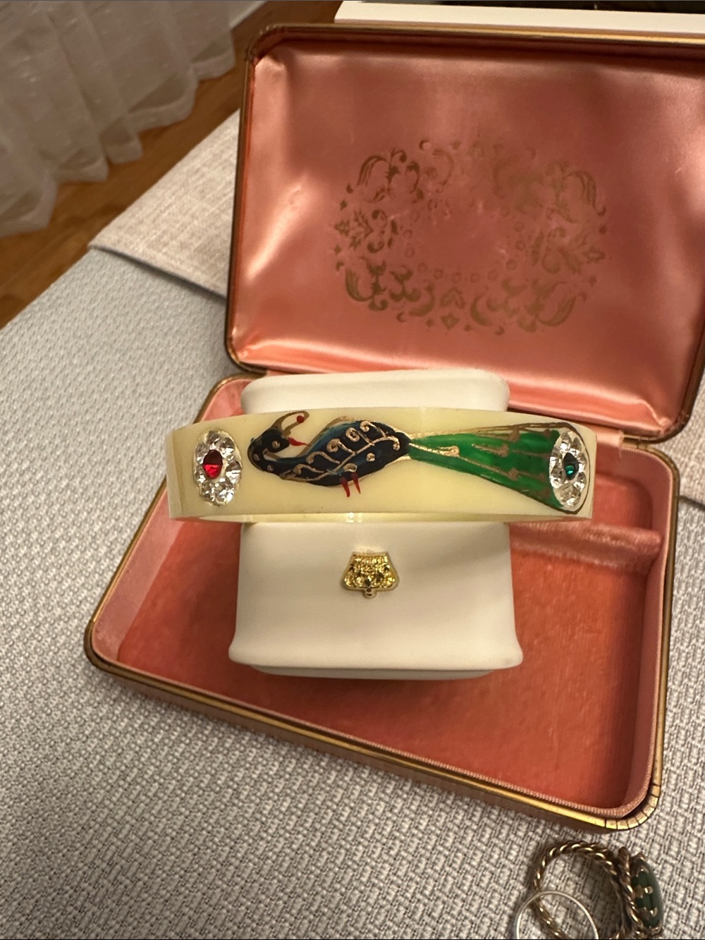 🦚 Pristine 1930s Art Deco Hand-Painted Celluloid Peacock Bangle - Picture 2 of 12